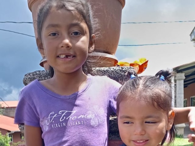 DANIELA SOFIA Y MARIA LUISA